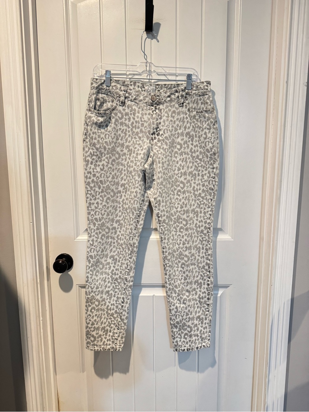 Leopard Print Skinny Jeans in Light Gray